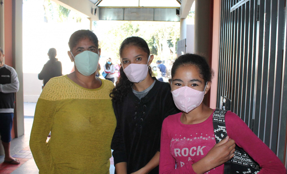 Escola entrega máscaras de proteção junto com o kit de merenda. Foto:SEED