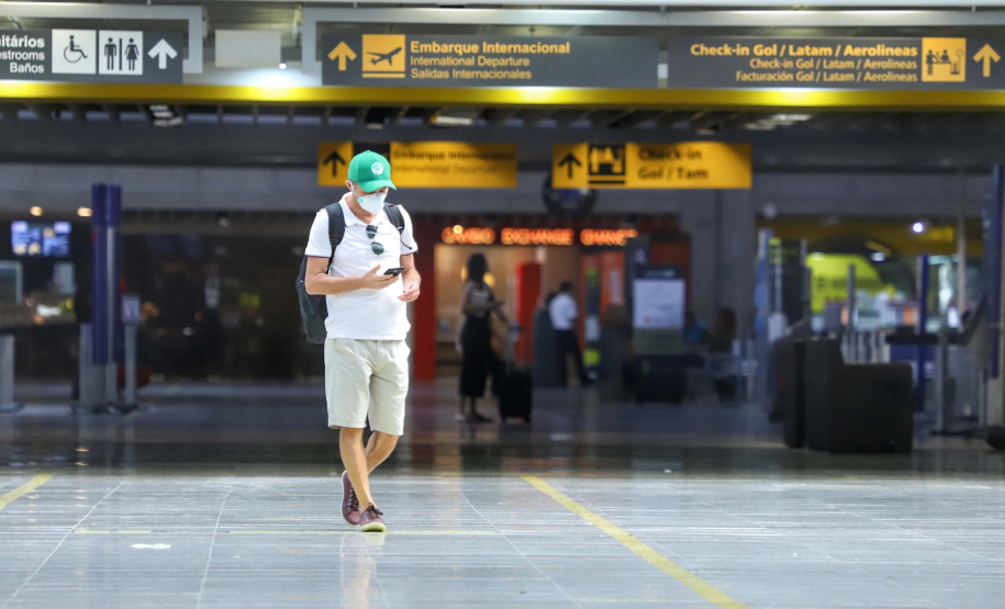 A Secretaria de Estado do Desenvolvimento Sustentável e do Turismo e o Instituto Água e Terra (IAT) se uniram à Associação Brasileira de Engenharia Sanitária e Ambiental (Abes) e à Universidade Federal do Paraná e Universidade Tecnológica Federal do Paraná para orientar a população sobre como utilizar, descartar e até mesmo produzir equipamentos de proteção individual (EPI), durante a pandemia do coronavírus. Foto: José Fernando Ogura/AEN