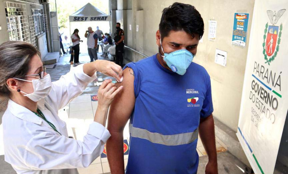 Trabalhadores do Porto de Paranaguá são imunizados contra a gripe. Foto: Claudio Neves/Portos do Paraná