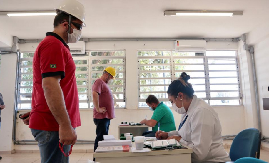 Trabalhadores do Porto de Paranaguá são imunizados contra a gripe. Foto: Claudio Neves/Portos do Paraná