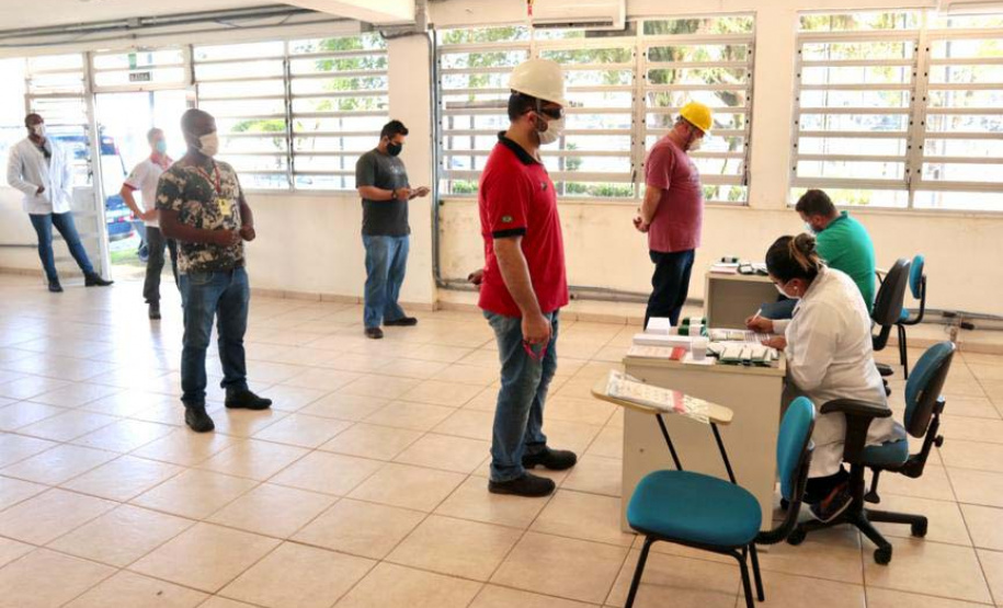 Trabalhadores do Porto de Paranaguá são imunizados contra a gripe. Foto: Claudio Neves/Portos do Paraná