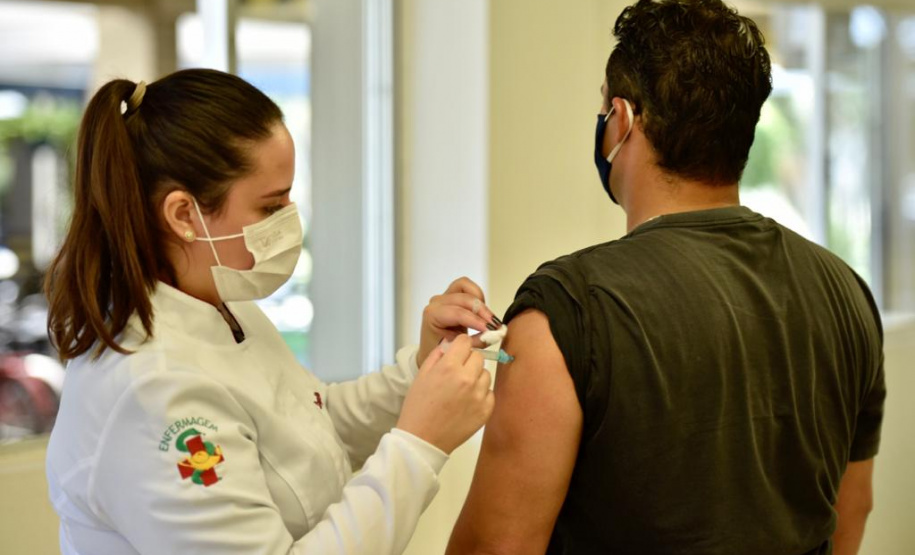 Trabalhadores do Porto de Paranaguá são imunizados contra a gripe. Foto: Claudio Neves/Portos do Paraná