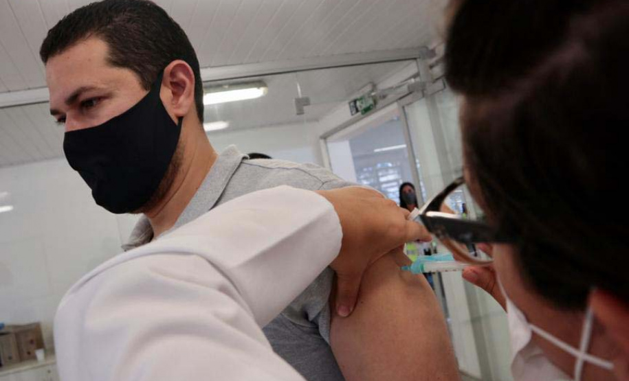 Trabalhadores do Porto de Paranaguá são imunizados contra a gripe. Foto: Claudio Neves/Portos do Paraná
