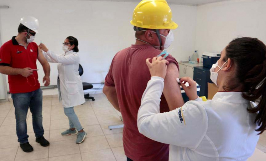 Trabalhadores do Porto de Paranaguá são imunizados contra a gripe. Foto: Claudio Neves/Portos do Paraná