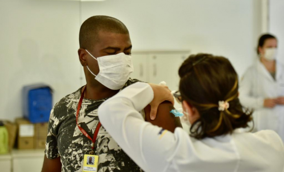 Trabalhadores do Porto de Paranaguá são imunizados contra a gripe. Foto: Claudio Neves/Portos do Paraná