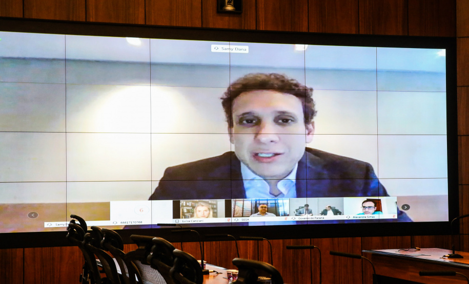 Video grupo estudos O Governador Carlos Massa Ratinho Junior em videoconferencia nesta quarta-feira (29/04), em reunião com deputados, grupo de estudos e modelos estatisticos e matematicos sobre o Coronavirus. Curitiba, 29/04/2020 - Foto: Geraldo Bubniak/AEN