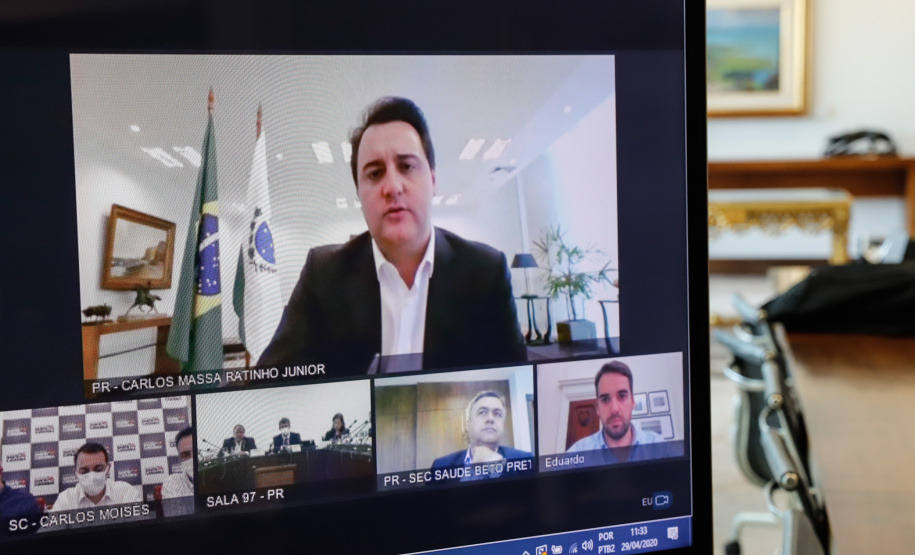 O governador Carlos Massa Ratinho Junior apresentou ao novo ministro da Saúde, Nelson Teich, a estrutura hospitalar e o plano de ação do Governo do Paraná para enfrentamento à Covid-19. A reunião virtual aconteceu nesta quarta-feira (29), com a participação dos demais governadores do Sul, Carlos Moisés (Santa Catarina) e Eduardo Leite (Rio Grande do Sul).
