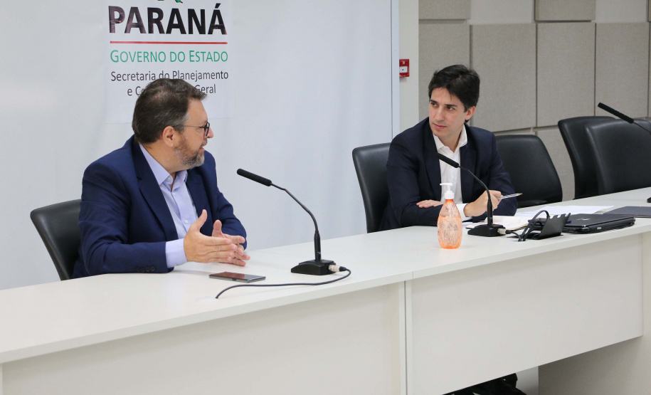 O suporte financeiro emergencial para a população e paras as empresas, o controle orçamentário público, com corte de despesas, e o reforço em investimentos que gerem emprego e renda foram alguns dos temas tratados na manhã desta quarta-feira (29) durante conversa entre o economista Paulo Rabello de Castro, o secretário do Planejamento de Estado e Projetos Estruturantes, Valdemar Bernardo Jorge, e o diretor de Operações do Banco Regional de Desenvolvimento do Extremo Sul (BRDE), Wilson Bley Lipski