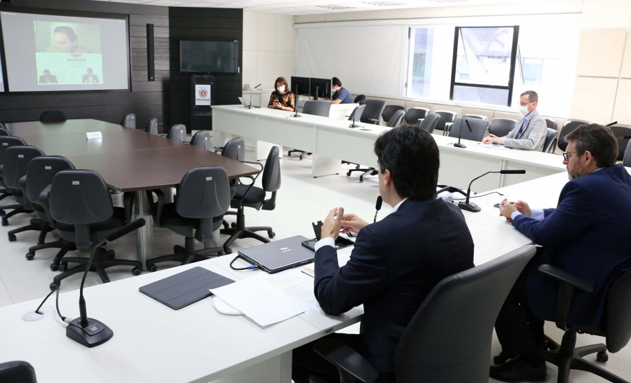 O suporte financeiro emergencial para a população e paras as empresas, o controle orçamentário público, com corte de despesas, e o reforço em investimentos que gerem emprego e renda foram alguns dos temas tratados na manhã desta quarta-feira (29) durante conversa entre o economista Paulo Rabello de Castro, o secretário do Planejamento de Estado e Projetos Estruturantes, Valdemar Bernardo Jorge, e o diretor de Operações do Banco Regional de Desenvolvimento do Extremo Sul (BRDE), Wilson Bley Lipski