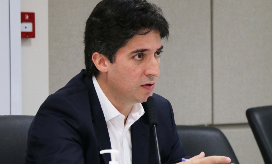 O suporte financeiro emergencial para a população e paras as empresas, o controle orçamentário público, com corte de despesas, e o reforço em investimentos que gerem emprego e renda foram alguns dos temas tratados na manhã desta quarta-feira (29) durante conversa entre o economista Paulo Rabello de Castro, o secretário do Planejamento de Estado e Projetos Estruturantes, Valdemar Bernardo Jorge, e o diretor de Operações do Banco Regional de Desenvolvimento do Extremo Sul (BRDE), Wilson Bley Lipski