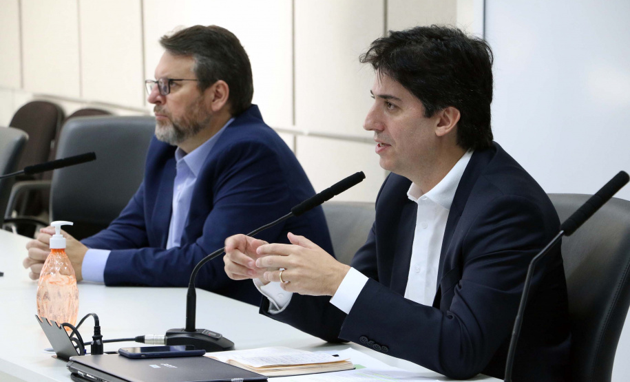 O suporte financeiro emergencial para a população e paras as empresas, o controle orçamentário público, com corte de despesas, e o reforço em investimentos que gerem emprego e renda foram alguns dos temas tratados na manhã desta quarta-feira (29) durante conversa entre o economista Paulo Rabello de Castro, o secretário do Planejamento de Estado e Projetos Estruturantes, Valdemar Bernardo Jorge, e o diretor de Operações do Banco Regional de Desenvolvimento do Extremo Sul (BRDE), Wilson Bley Lipski