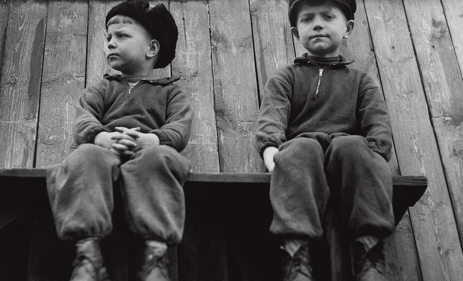 O Museu Oscar Niemeyer (MON) inaugura uma nova exposição virtual no Google Arts & Culture neste 1º de maio. “Antanas Sutkus: Um Olhar Livre” reúne imagens feitas pelo fotógrafo lituano, um dos mais expressivos em âmbito mundial. Agora são nove mostras do MON disponíveis na plataforma.