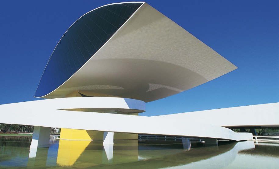 O Museu Oscar Niemeyer (MON) inaugura uma nova exposição virtual no Google Arts & Culture neste 1º de maio. “Antanas Sutkus: Um Olhar Livre” reúne imagens feitas pelo fotógrafo lituano, um dos mais expressivos em âmbito mundial. Agora são nove mostras do MON disponíveis na plataforma.