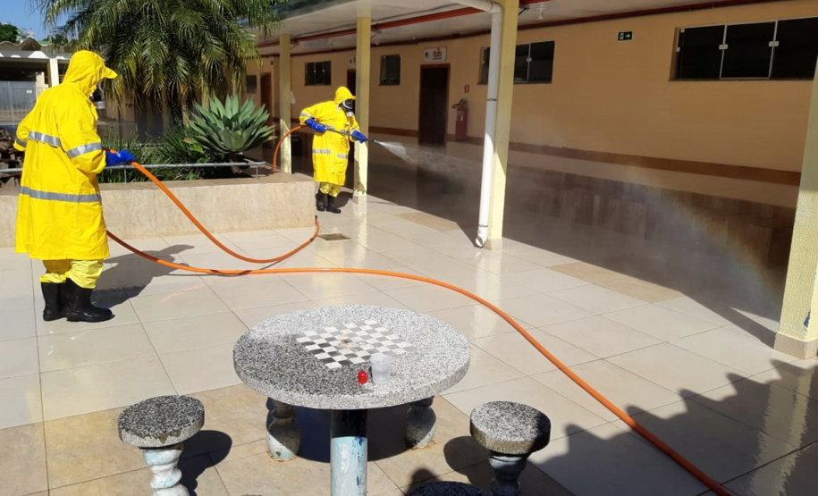 Desinfecção em asilos e hospitais combate coronavírus no Paraná. Foto: Sanrpar
