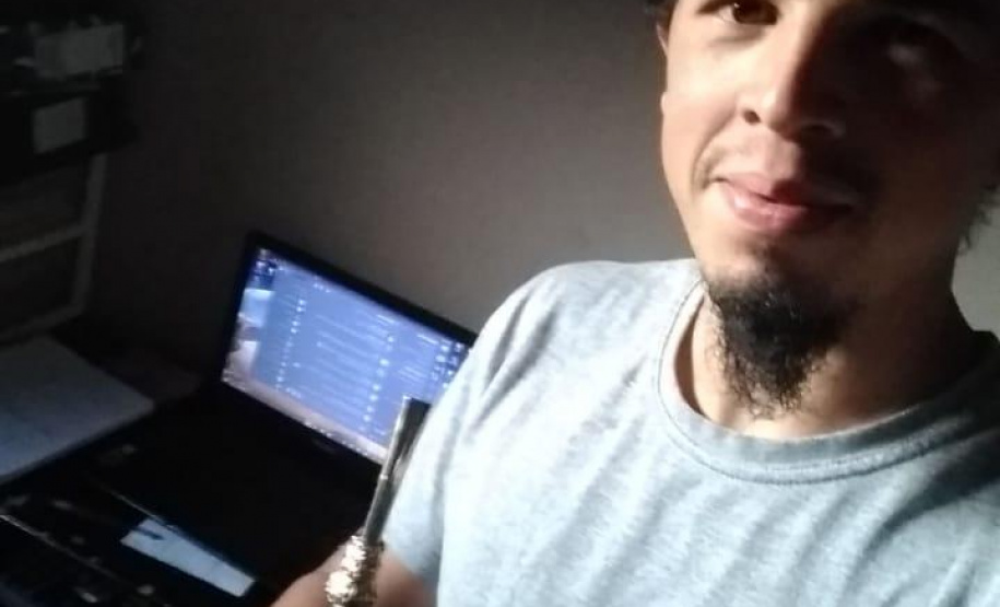 Um aplicativo que lembra os pacientes com doenças crônicas a tomarem seus medicamentos no horário e os avisa quando o remédio está prestes a acabar