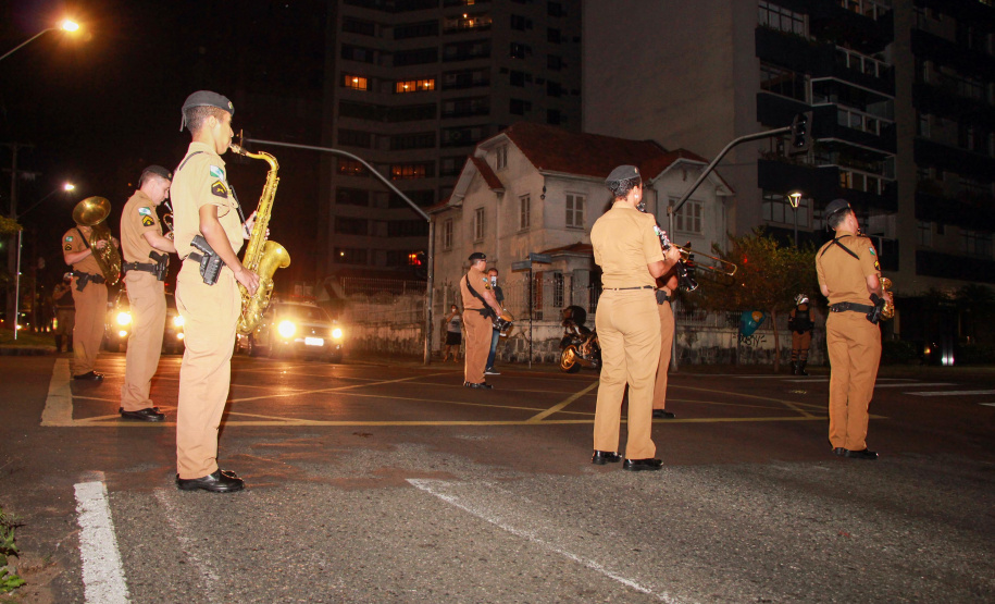 Curitiba, 30 de Abril de 2020. Banda da PMPR faz live pelas ruas da cidade - Soldado Ismael Ponchio.