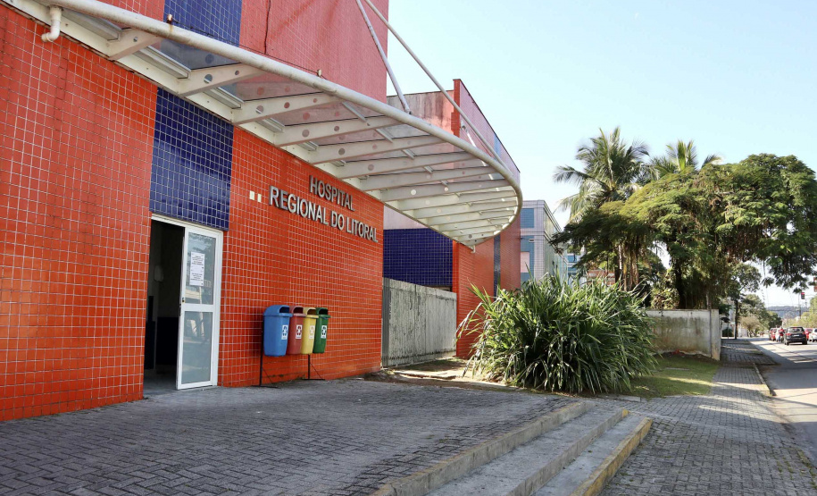 Gestores, empresas e representantes de instituições públicas estão envolvidos num grande esforço para atravessar a crise do coronavírus. E bons exemplos de apoio e parcerias acontecem em todas as regiões do Estado; um deles está em Paranaguá, no Hospital Regional do Litoral, que transformou sua estrutura de atendimento a partir de doações de empresários que operam no Porto de Paranaguá, junto a Portos do Paraná, do Ministério Público e da Justiça Federal.