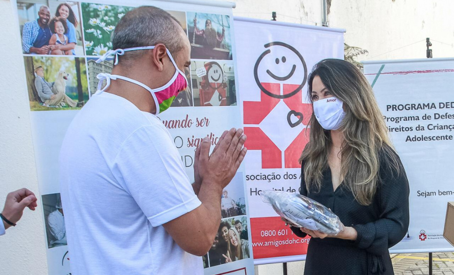 A primeira-dama Luciana Saito Massa, que preside o Conselho de Ação Solidária, participou da entrega das 4,6 mil máscaras, confeccionadas dos projetos Máscaras para Todos, Contagiando Sorrisos e Atitude 3D. Foto: Valdelino Pontes