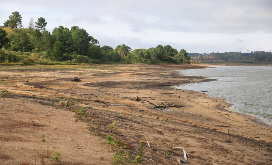 Preocupado com o período mais severo de estiagem dos últimos anos, o Governo do Estado decidiu criar um grupo de trabalho interinstitucional que irá propor a regulamentação de critérios para o uso racional e de reuso da água em todo o território paranaense.