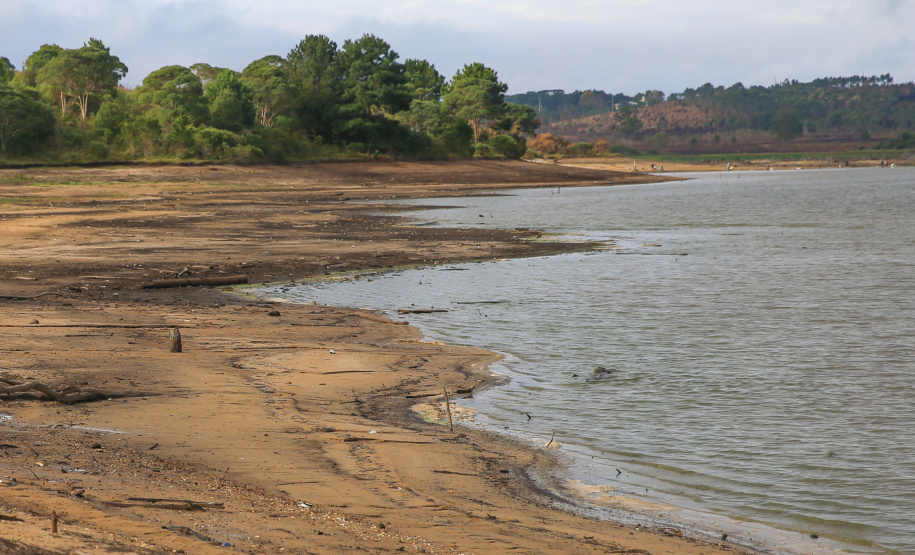 Preocupado com o período mais severo de estiagem dos últimos anos, o Governo do Estado decidiu criar um grupo de trabalho interinstitucional que irá propor a regulamentação de critérios para o uso racional e de reuso da água em todo o território paranaense.