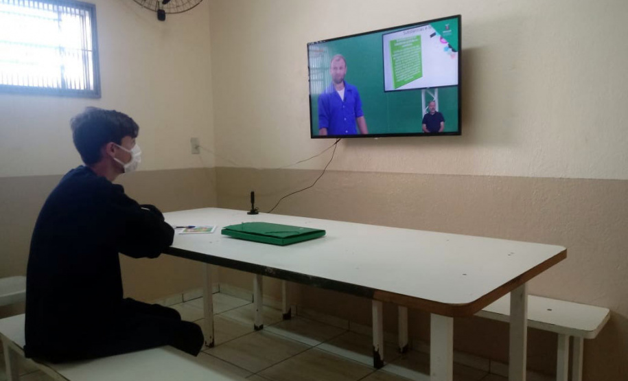 Os adolescentes das Unidades Socioeducativas do Paraná já estão tendo acesso às atividades escolares na forma de aulas não presenciais.
Foto: SEJUF