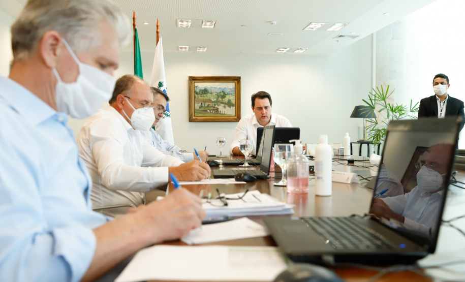 O governador Carlos Massa Ratinho Junior em reunião por videoconferência com representantes de diferentes associações e consórcios municipais do Estado.