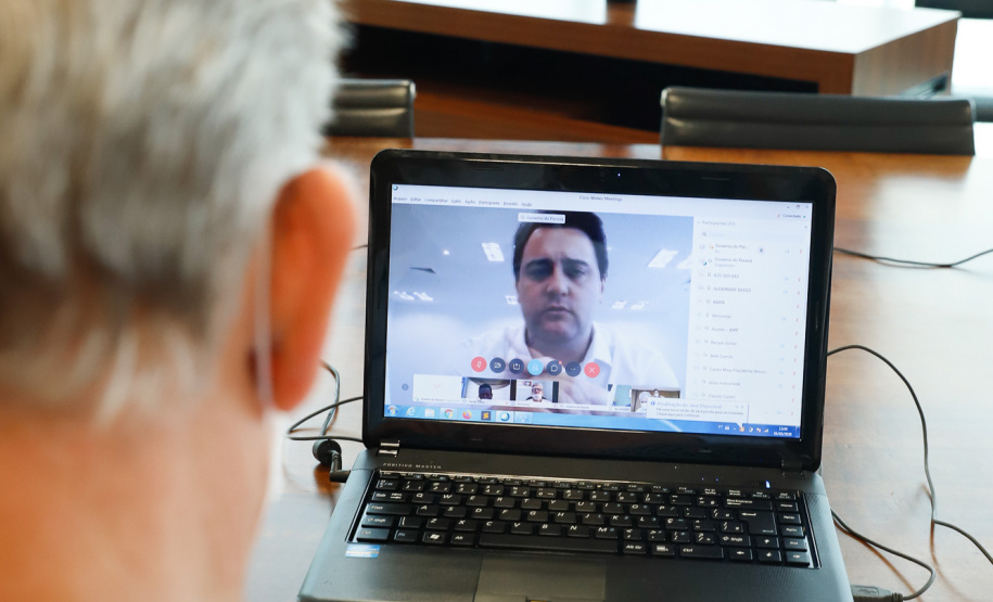 O governador Carlos Massa Ratinho Junior em reunião por videoconferência com representantes de diferentes associações e consórcios municipais do Estado.