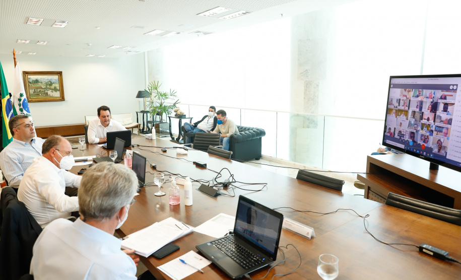 O governador Carlos Massa Ratinho Junior em reunião por videoconferência com representantes de diferentes associações e consórcios municipais do Estado.