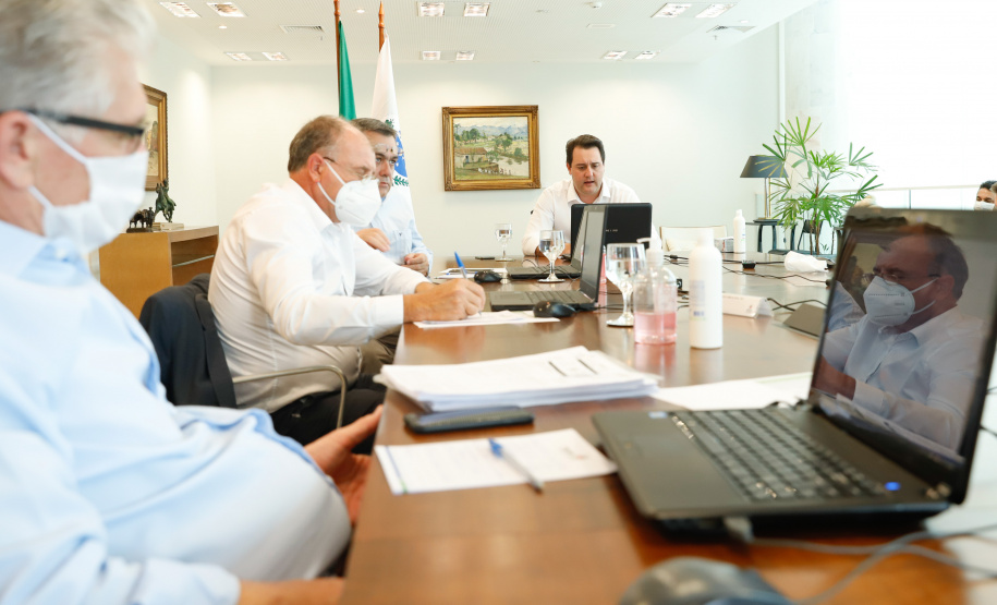 O governador Carlos Massa Ratinho Junior em reunião por videoconferência com representantes de diferentes associações e consórcios municipais do Estado.