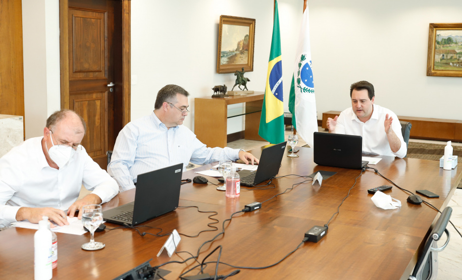O governador Carlos Massa Ratinho Junior em reunião por videoconferência com representantes de diferentes associações e consórcios municipais do Estado.