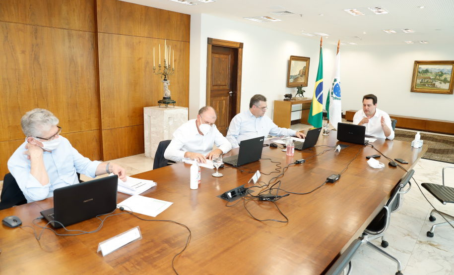 O governador Carlos Massa Ratinho Junior em reunião por videoconferência com representantes de diferentes associações e consórcios municipais do Estado.