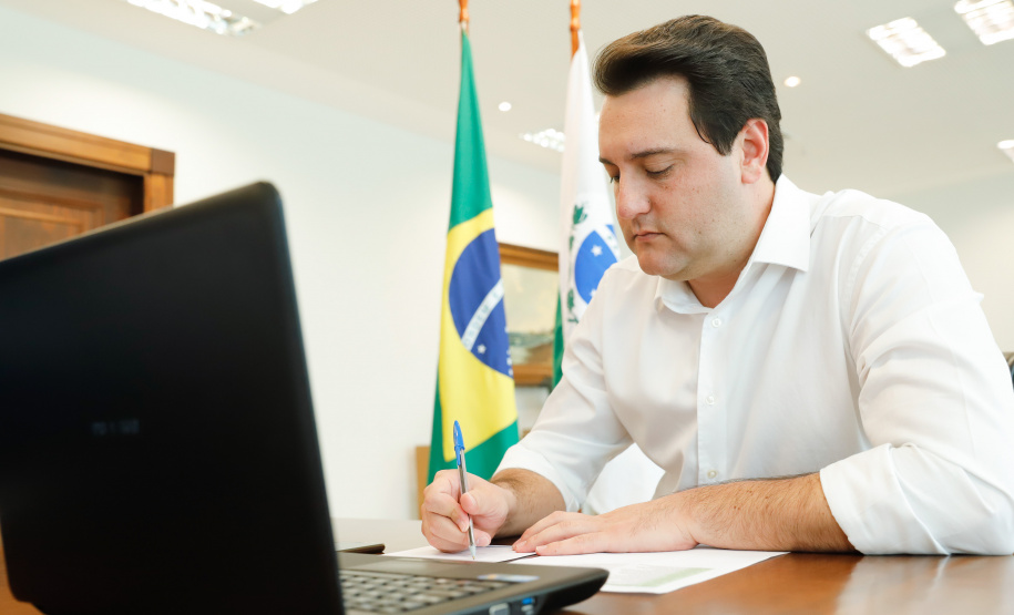 O governador Carlos Massa Ratinho Junior em reunião por videoconferência com representantes de diferentes associações e consórcios municipais do Estado.