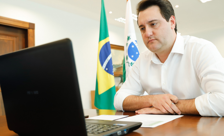 O governador Carlos Massa Ratinho Junior em reunião por videoconferência com representantes de diferentes associações e consórcios municipais do Estado.