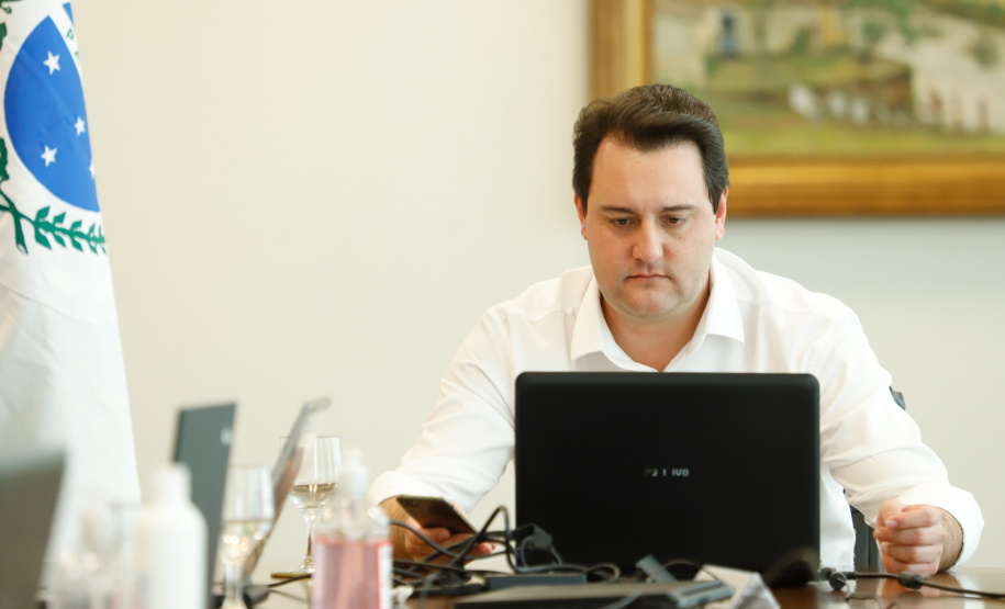 O governador Carlos Massa Ratinho Junior em reunião por videoconferência com representantes de diferentes associações e consórcios municipais do Estado.