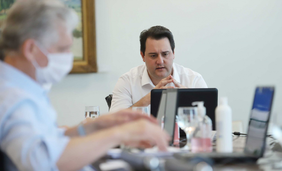 O governador Carlos Massa Ratinho Junior em reunião por videoconferência com representantes de diferentes associações e consórcios municipais do Estado.