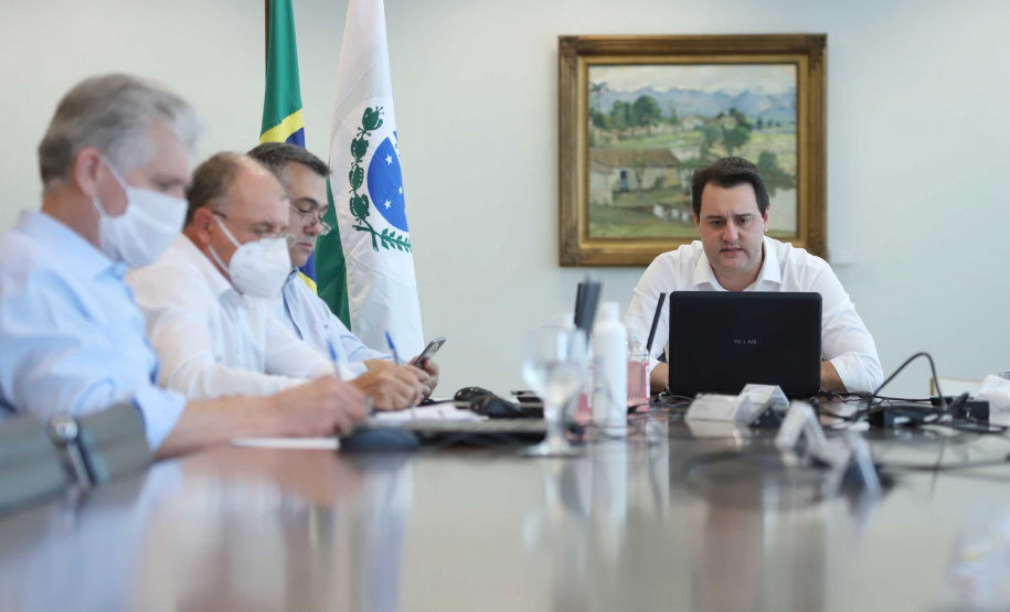 O governador Carlos Massa Ratinho Junior em reunião por videoconferência com representantes de diferentes associações e consórcios municipais do Estado.