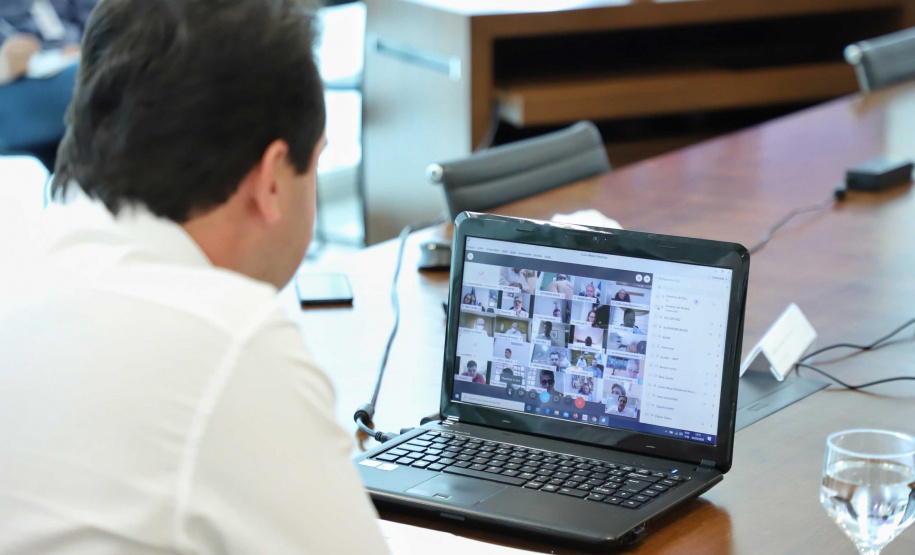 O governador Carlos Massa Ratinho Junior em reunião por videoconferência com representantes de diferentes associações e consórcios municipais do Estado.