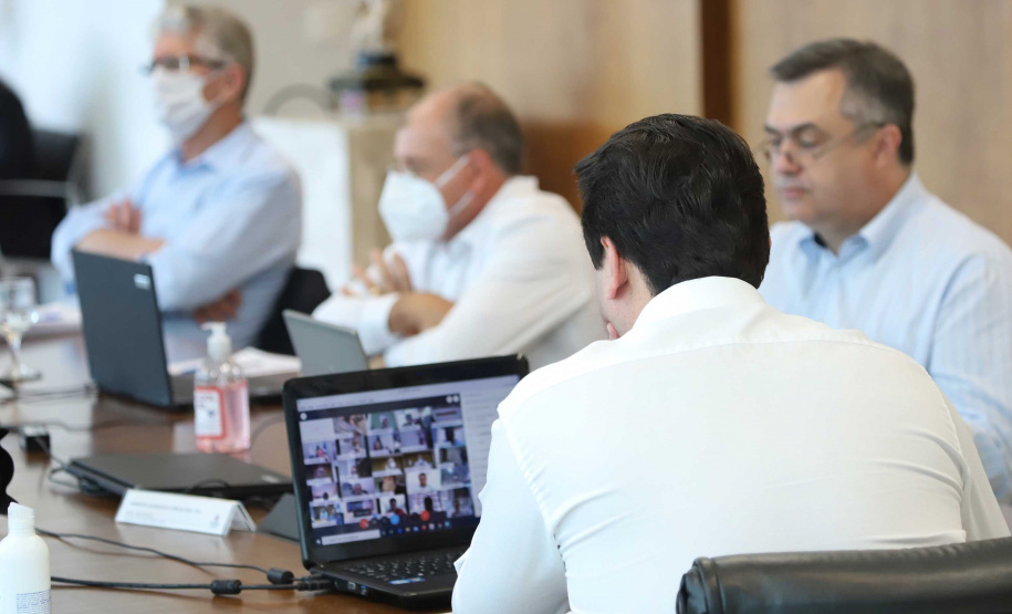 O governador Carlos Massa Ratinho Junior em reunião por videoconferência com representantes de diferentes associações e consórcios municipais do Estado.