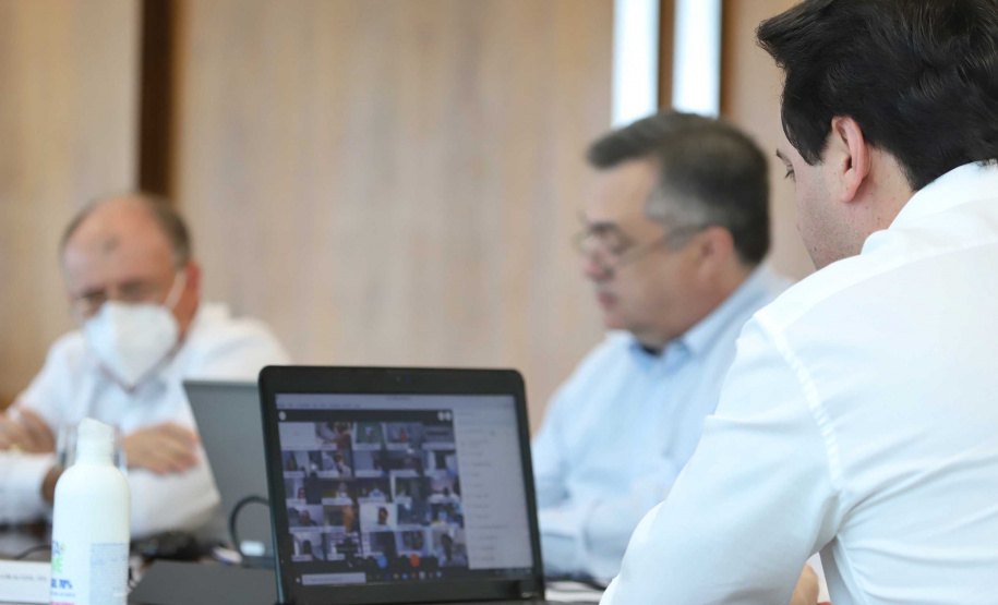 O governador Carlos Massa Ratinho Junior em reunião por videoconferência com representantes de diferentes associações e consórcios municipais do Estado.