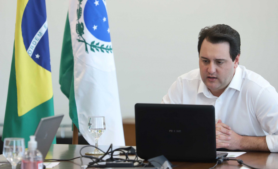 O governador Carlos Massa Ratinho Junior em reunião por videoconferência com representantes de diferentes associações e consórcios municipais do Estado.