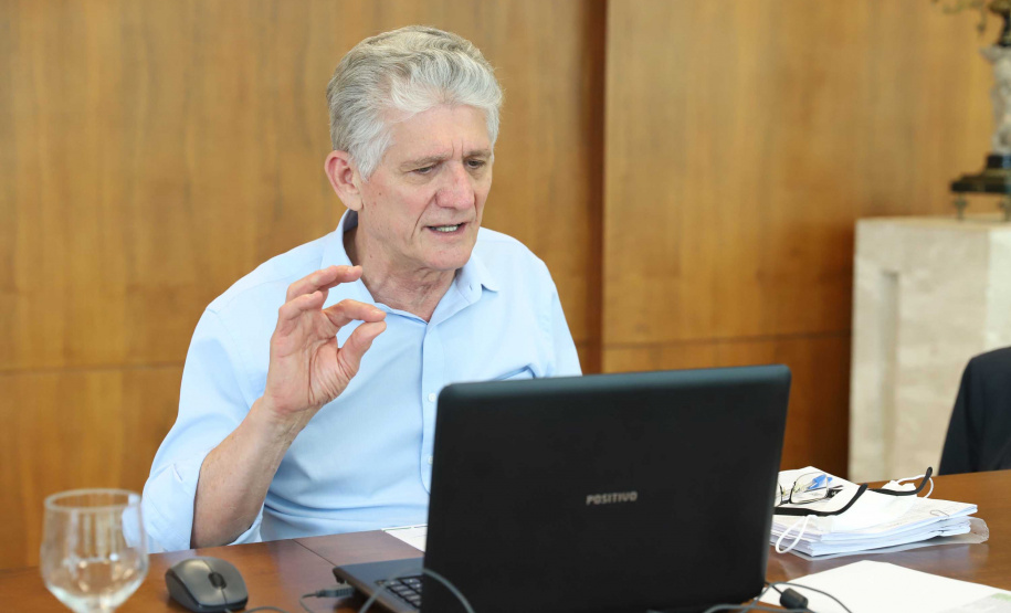 O governador Carlos Massa Ratinho Junior em reunião por videoconferência com representantes de diferentes associações e consórcios municipais do Estado.