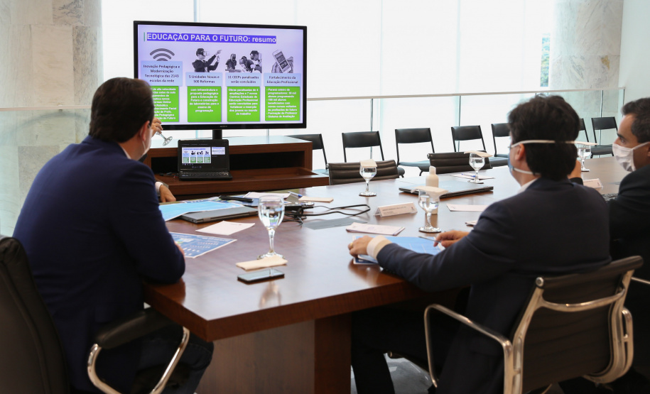 Reuniao SEED Paraná comemora bons números do ensino a distância na Rede Pública.
Os números foram apresentados nesta quarta-feira (06) pela Secretaria da Educação e do Esporte ao governador Carlos Massa Ratinho Junior. - Foto: Geraldo Bubniak/AEN