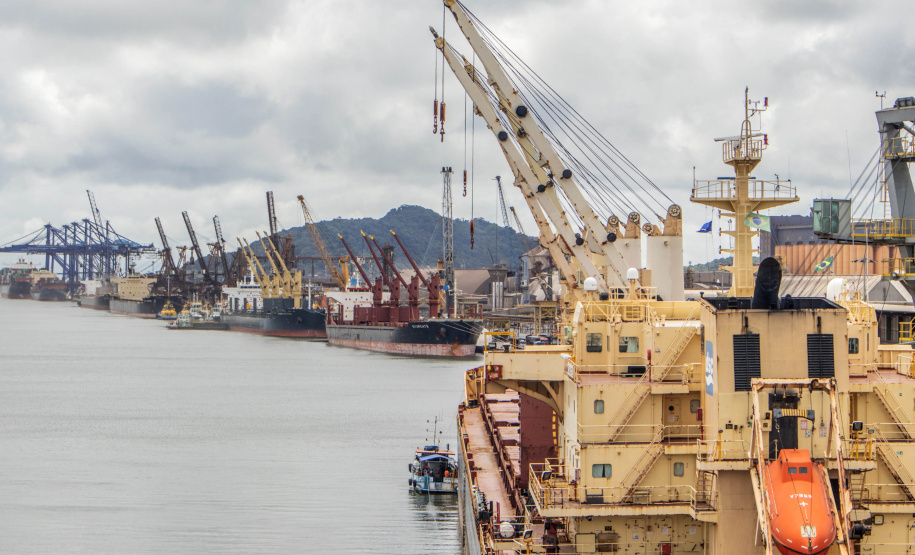 Portos do Paraná registram recorde na movimentação mensal