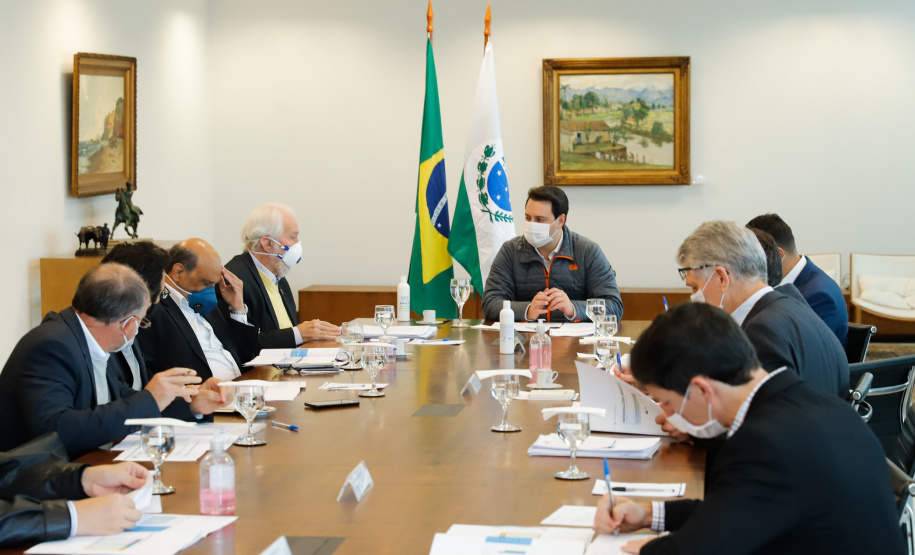 Ampliar os investimentos públicos com a execução de obras que geram empregos nos municípios e tornar a administração estadual ainda mais eficiente. Essas foram as principais orientações do governador Carlos Massa Ratinho Junior para retomar o fôlego da economia do Paraná após a pandemia da Covid-19. O assunto foi tratado nesta quinta-feira (7) em reunião com a equipe responsável pelo planejamento das ações de recuperação do Paraná.