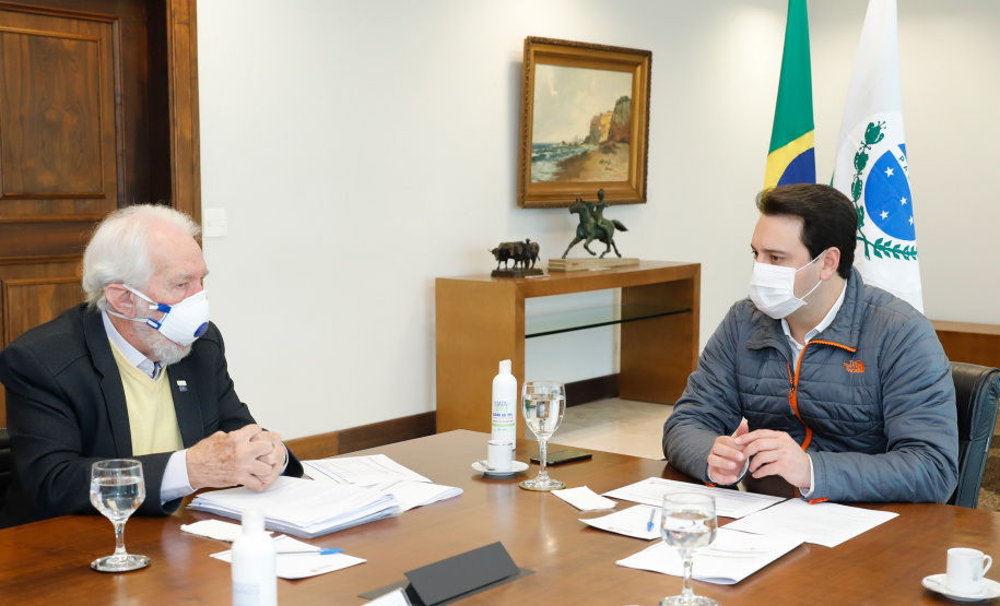 Ampliar os investimentos públicos com a execução de obras que geram empregos nos municípios e tornar a administração estadual ainda mais eficiente. Essas foram as principais orientações do governador Carlos Massa Ratinho Junior para retomar o fôlego da economia do Paraná após a pandemia da Covid-19. O assunto foi tratado nesta quinta-feira (7) em reunião com a equipe responsável pelo planejamento das ações de recuperação do Paraná.