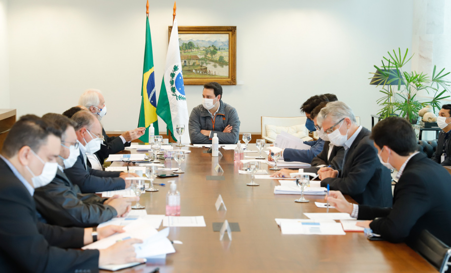Ampliar os investimentos públicos com a execução de obras que geram empregos nos municípios e tornar a administração estadual ainda mais eficiente. Essas foram as principais orientações do governador Carlos Massa Ratinho Junior para retomar o fôlego da economia do Paraná após a pandemia da Covid-19. O assunto foi tratado nesta quinta-feira (7) em reunião com a equipe responsável pelo planejamento das ações de recuperação do Paraná.
