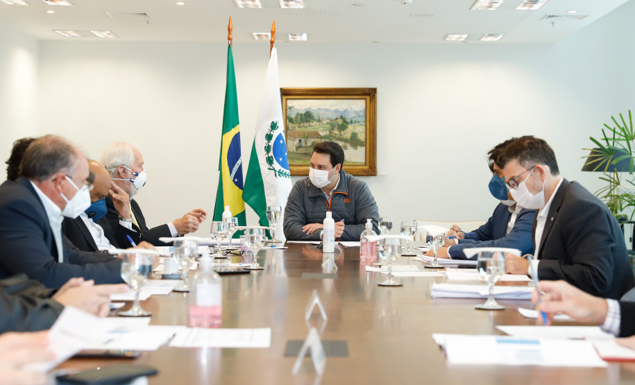 Ampliar os investimentos públicos com a execução de obras que geram empregos nos municípios e tornar a administração estadual ainda mais eficiente. Essas foram as principais orientações do governador Carlos Massa Ratinho Junior para retomar o fôlego da economia do Paraná após a pandemia da Covid-19. O assunto foi tratado nesta quinta-feira (7) em reunião com a equipe responsável pelo planejamento das ações de recuperação do Paraná.