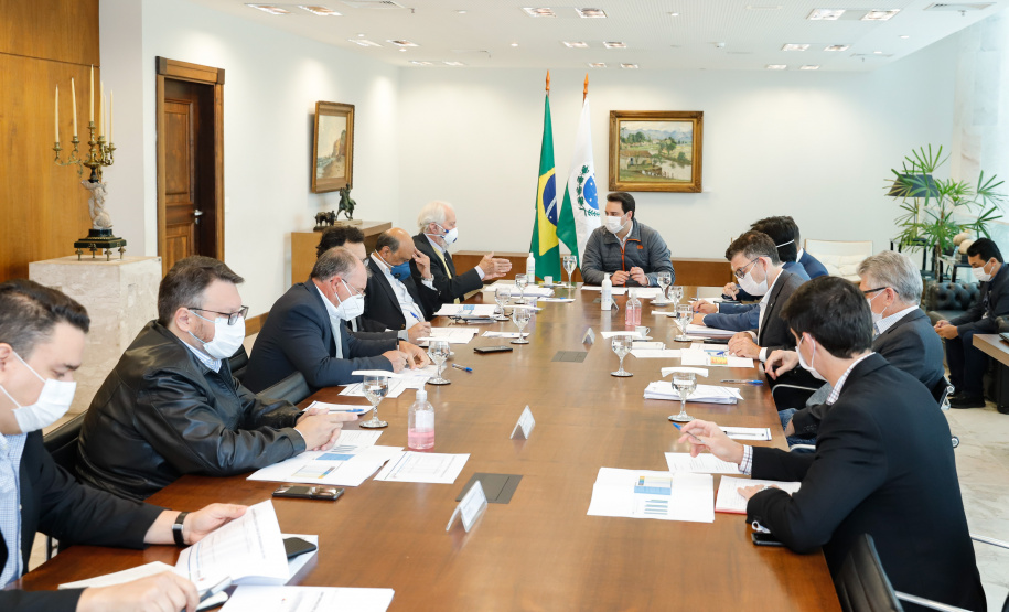 Ampliar os investimentos públicos com a execução de obras que geram empregos nos municípios e tornar a administração estadual ainda mais eficiente. Essas foram as principais orientações do governador Carlos Massa Ratinho Junior para retomar o fôlego da economia do Paraná após a pandemia da Covid-19. O assunto foi tratado nesta quinta-feira (7) em reunião com a equipe responsável pelo planejamento das ações de recuperação do Paraná.