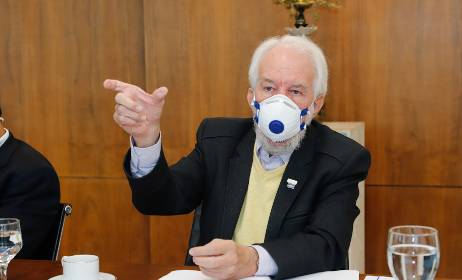 Ampliar os investimentos públicos com a execução de obras que geram empregos nos municípios e tornar a administração estadual ainda mais eficiente. Essas foram as principais orientações do governador Carlos Massa Ratinho Junior para retomar o fôlego da economia do Paraná após a pandemia da Covid-19. O assunto foi tratado nesta quinta-feira (7) em reunião com a equipe responsável pelo planejamento das ações de recuperação do Paraná.