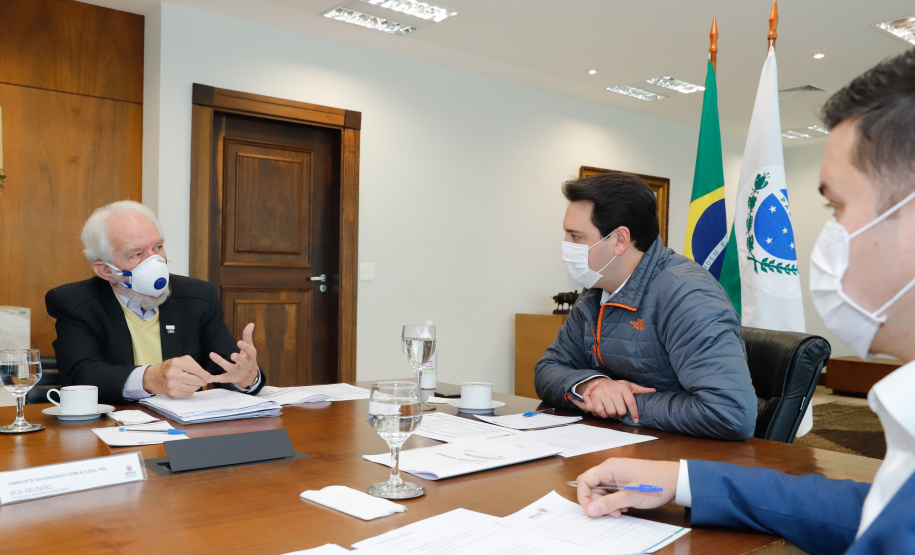 Ampliar os investimentos públicos com a execução de obras que geram empregos nos municípios e tornar a administração estadual ainda mais eficiente. Essas foram as principais orientações do governador Carlos Massa Ratinho Junior para retomar o fôlego da economia do Paraná após a pandemia da Covid-19. O assunto foi tratado nesta quinta-feira (7) em reunião com a equipe responsável pelo planejamento das ações de recuperação do Paraná.